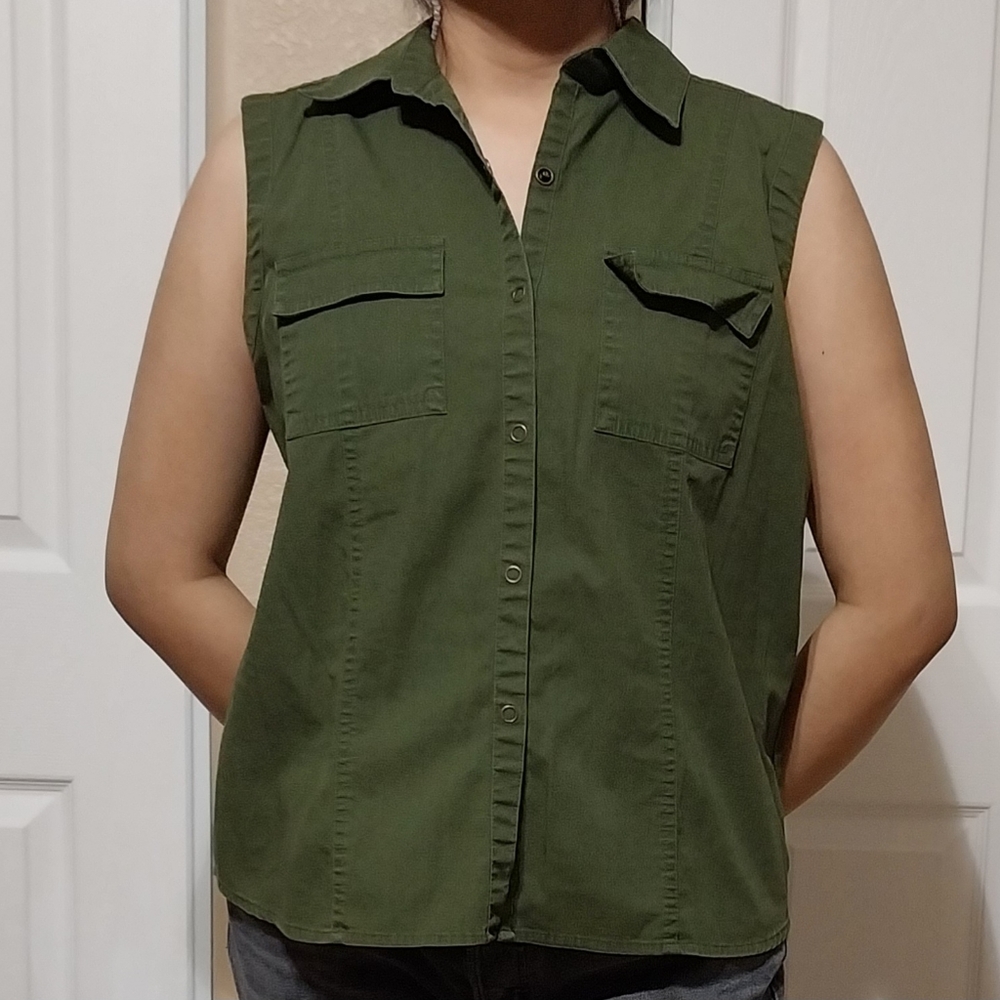 Villager green vest size L.